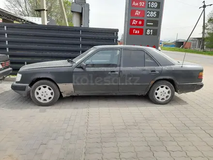 Mercedes-Benz E 230 1986 года за 580 000 тг. в Алматы