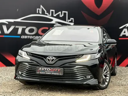 Toyota Camry 2018 года за 15 100 000 тг. в Атырау