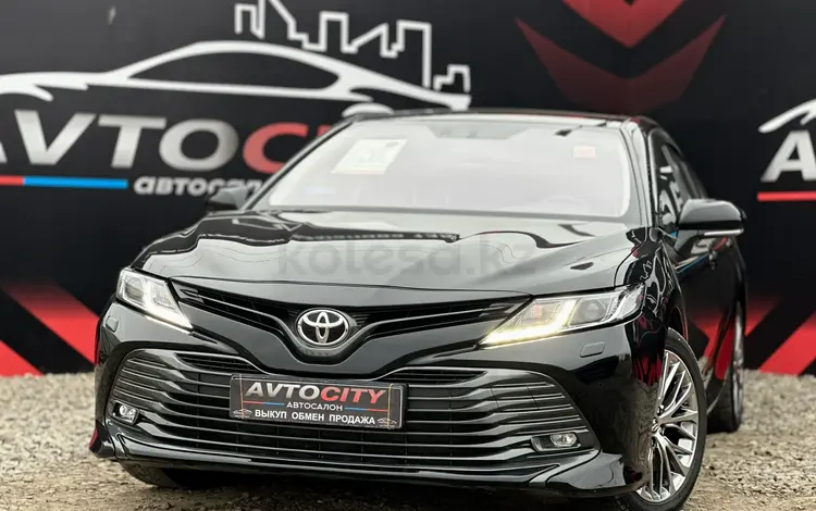 Toyota Camry 2018 года за 15 100 000 тг. в Атырау