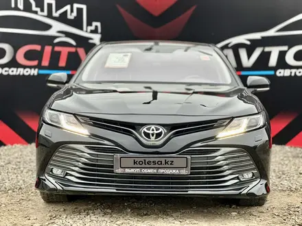 Toyota Camry 2018 года за 15 100 000 тг. в Атырау – фото 2