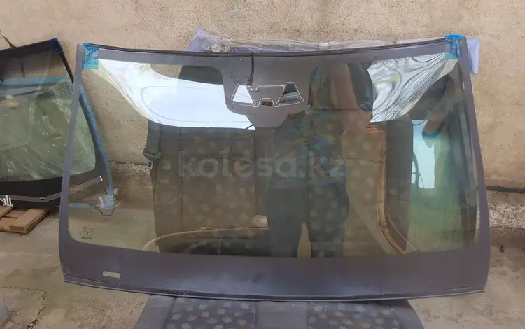 Лобовое стекло Mercedes Benz W213 за 120 000 тг. в Алматы