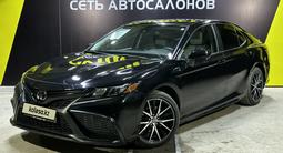 Toyota Camry 2021 года за 15 300 000 тг. в Астана – фото 2