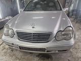 Mercedes-Benz C 200 2001 годаfor2 300 000 тг. в Астана