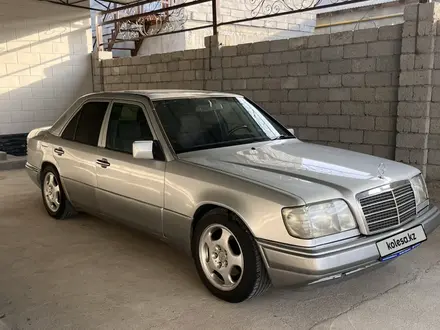 Mercedes-Benz E 220 1994 года за 2 600 000 тг. в Туркестан – фото 3