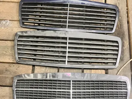 Решетка радиатора MERCEDES W210 (рест и до рест) за 30 000 тг. в Шымкент