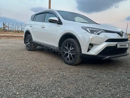 Toyota RAV4 2018 года за 14 500 000 тг. в Актобе