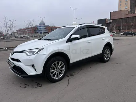 Toyota RAV4 2018 года за 10 800 000 тг. в Астана