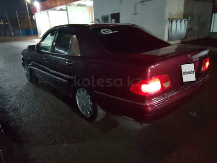 Mercedes-Benz E 280 1995 года за 1 750 000 тг. в Атырау – фото 4