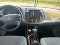 Toyota Camry 2003 года за 5 300 000 тг. в Актобе – фото 13