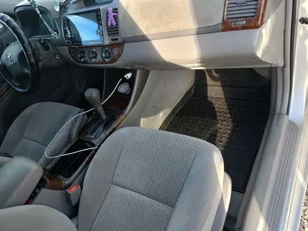 Toyota Camry 2003 года за 5 300 000 тг. в Актобе – фото 15