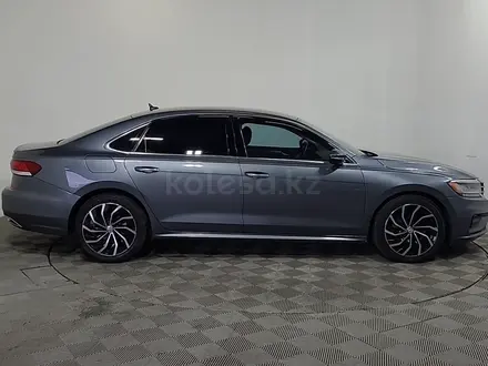 Volkswagen Passat 2020 года за 9 670 000 тг. в Алматы – фото 4