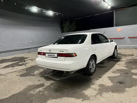 Toyota Camry 1999 года за 3 500 000 тг. в Шымкент – фото 3