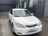 Toyota Camry 2003 года за 3 300 000 тг. в Актобе – фото 2