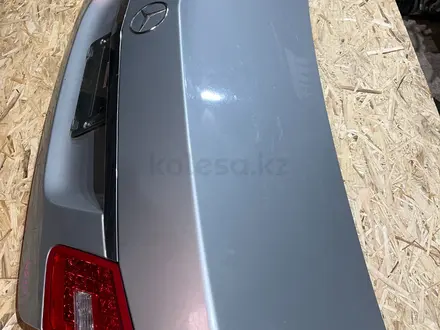Крышка багажника Mercedes E-Klass (W212) за 150 000 тг. в Астана – фото 4