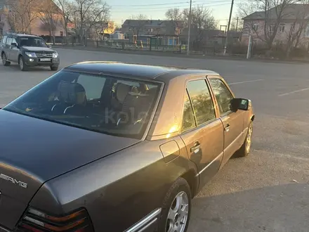 Mercedes-Benz E 220 1993 года за 1 800 000 тг. в Жезказган – фото 3