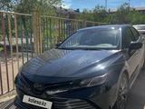 Toyota Camry 2018 года за 11 400 000 тг. в Караганда