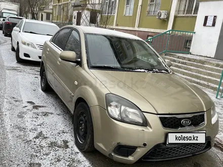 Kia Rio 2010 года за 2 000 000 тг. в Атырау – фото 2