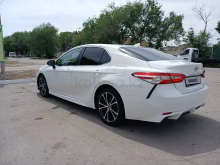 Toyota Camry 2020 года за 11 900 000 тг. в Тараз – фото 3
