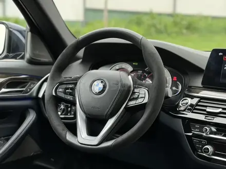 BMW 540 2018 года за 22 500 000 тг. в Алматы – фото 15
