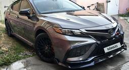 Toyota Camry 2021 года за 15 900 000 тг. в Шымкент – фото 2