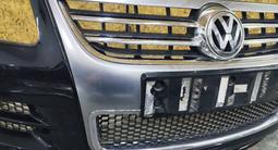Передний бампер Touareg/Туарег R-line за 350 000 тг. в Алматы – фото 4
