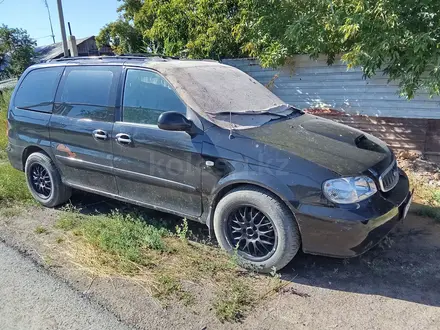 Kia Carnival 2000 года за 1 850 000 тг. в Шахтинск – фото 2