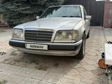 Mercedes-Benz E 220 1993 года за 1 800 000 тг. в Алматы