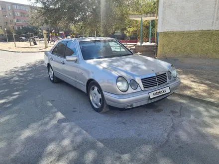 Mercedes-Benz E 320 1997 года за 2 800 000 тг. в Актау – фото 3