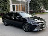 Toyota Camry 2018 года за 15 300 000 тг. в Алматы