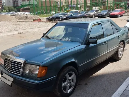 Mercedes-Benz E 300 1990 года за 990 000 тг. в Астана – фото 4