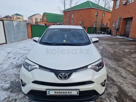 Toyota RAV4 2016 года за 11 200 000 тг. в Актобе – фото 2