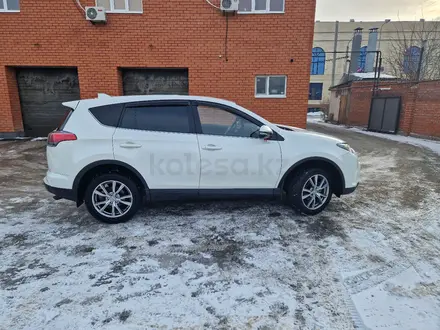 Toyota RAV4 2016 года за 11 200 000 тг. в Актобе – фото 3