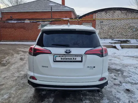 Toyota RAV4 2016 года за 11 200 000 тг. в Актобе – фото 4