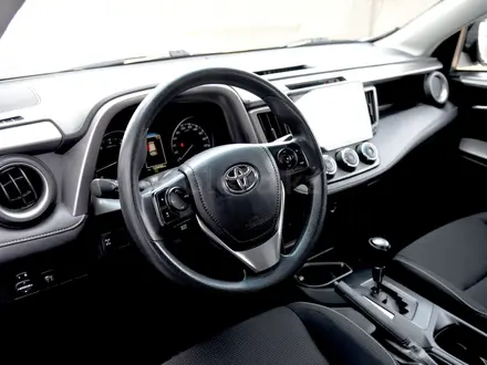 Toyota RAV4 Prestige 2017 года за 9 490 000 тг. в Шымкент – фото 12