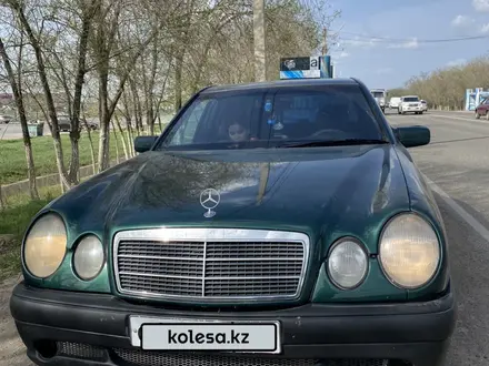 Mercedes-Benz E 230 1996 годаүшін1 800 000 тг. в Уральск – фото 2