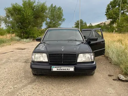 Mercedes-Benz E 220 1993 года за 1 900 000 тг. в Павлодар