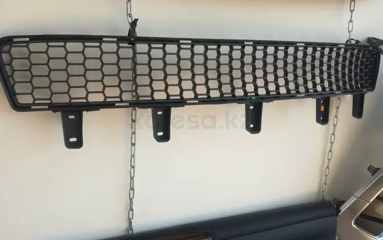 Решетка в бампере Lexus LX-570 2014 за 15 000 тг. в Шымкент
