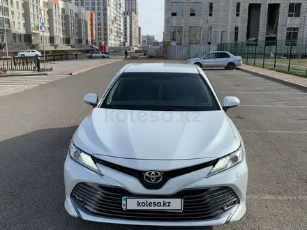 Toyota Camry 2019 года за 14 600 000 тг. в Астана – фото 2