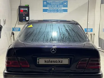 Mercedes-Benz E 230 1996 года за 3 100 000 тг. в Байконыр – фото 2