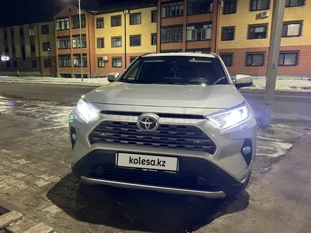 Toyota RAV4 2021 года за 16 250 000 тг. в Уральск – фото 2