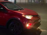 Toyota RAV4 2015 года за 7 900 000 тг. в Атырау – фото 2