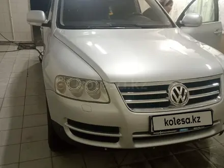 Volkswagen Touareg 2005 года за 4 600 000 тг. в Актобе