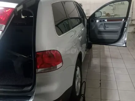 Volkswagen Touareg 2005 года за 4 600 000 тг. в Актобе – фото 4