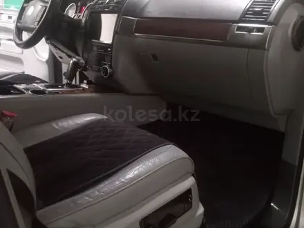 Volkswagen Touareg 2005 года за 4 600 000 тг. в Актобе – фото 7