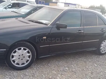 Mercedes-Benz E 230 1997 года за 2 000 000 тг. в Казыгурт – фото 10