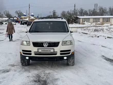 Volkswagen Touareg 2004 года за 5 850 000 тг. в Алматы – фото 7