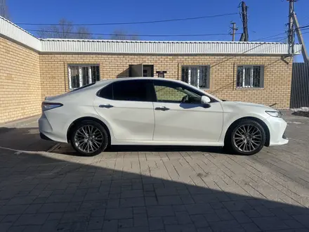 Toyota Camry 2020 года за 12 500 000 тг. в Актобе – фото 3