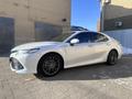 Toyota Camry 2020 года за 12 500 000 тг. в Актобе – фото 10