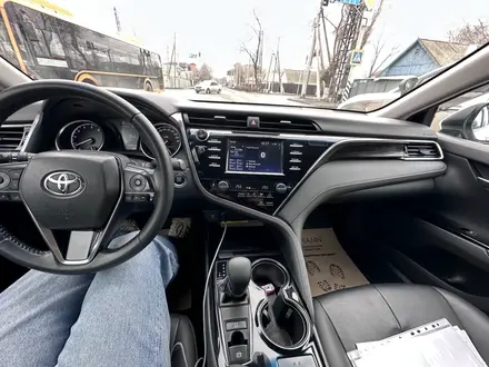 Toyota Camry 2020 года за 12 500 000 тг. в Актобе – фото 14