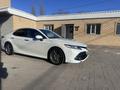 Toyota Camry 2020 года за 12 500 000 тг. в Актобе – фото 2